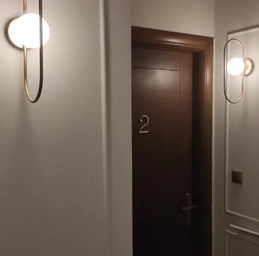 L The Writer's House Гитион