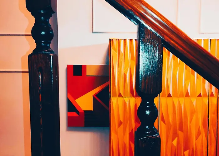 L The Writer's House Гитион