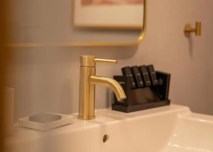 L The Writer's House Гитион