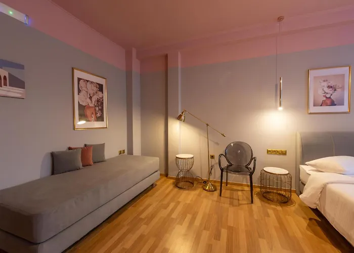 L The Writer's House Гитион