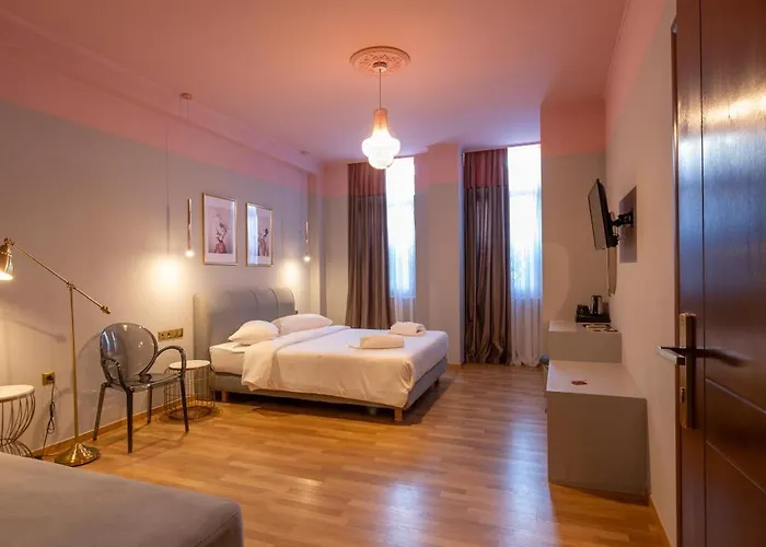 L The Writer's House Гитион